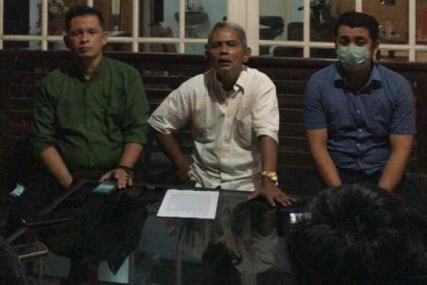 Pasalnya, kata Tengku, Kajari dan tim penyidik Kejari Tanjabti tidak menghadiri sidang praperadilan, yang diajukan KPU Tanjabtim.