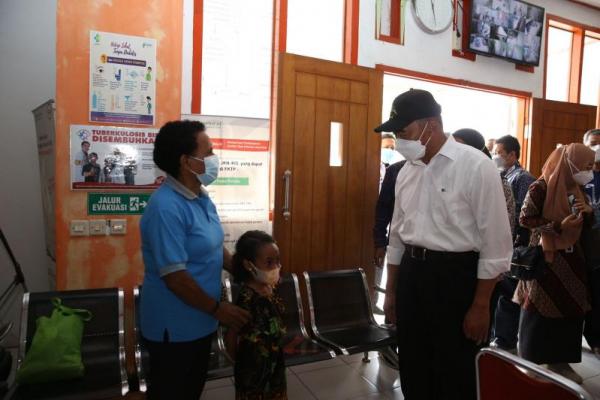 Menteri Koordinator Bidang Pembangunan Manusia dan Kebudayaan (Menko PMK) Muhadjir Effendy meninjau pelaksanaan vaksinasi Covid-19 di Puskesmas Twano, Kelurahan Entrop, Distrik Jayapura Selatan Kota Jayapura, Papua, pada Sabtu (13/11).