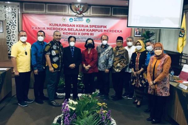 Komisi X Dewan Perwakilan Rakyat (DPR) dan Kementerian Pendidikan, Kebudayaan, Riset, dan Teknologi (Kemdikbudristek) memantau implementasi program Merdeka Belajar Kampus Merdeka (MBKM) di sejumlah daerah.