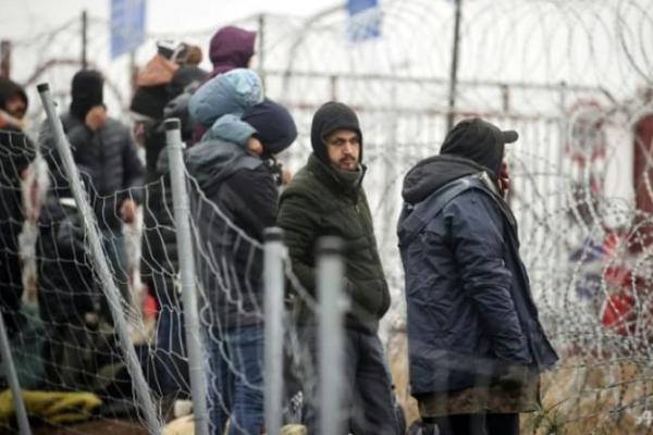 Ribuan migran dari Timur Tengah berkemah di perbatasan UE-Belarus, menciptakan pertikaian antara Uni Eropa dan Amerika Serikat (AS) di satu sisi dan Belarusia dan sekutunya Rusia di sisi lain.