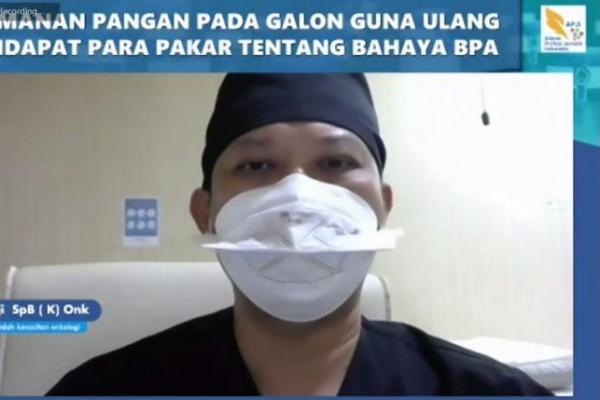 Belum pernah ada orang terkena penyakit kanker karena mengkonsumsi air kemasan galon guna ulang.