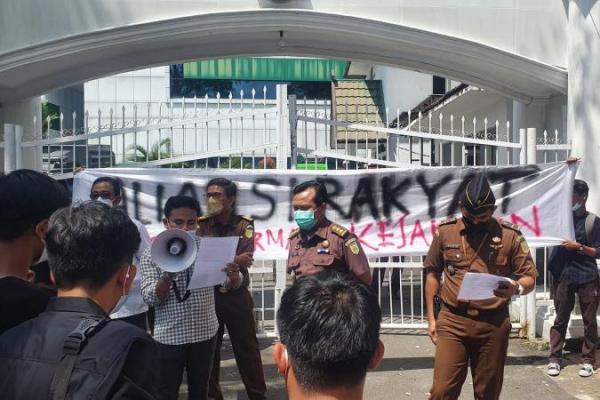 Sebagaimana diketahui, Kajari dan tim penyidik Kejari Tanjabtim tidak menghadiri dan tidak menghormati sidang hari pertama Praperadilan pada Rabu, 10 November 2021.