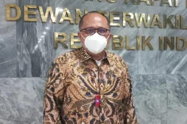 Menurutnya, para pejabat Kementan (Kementerian Pertanian) tersebut tidak memegang teguh asas netralitas sebagai seorang aparatur sipil negara (ASN).