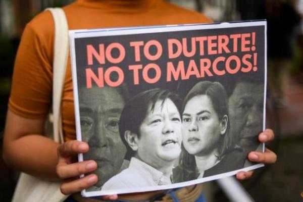 Gugatan, yang diajukan pada Rabu (17/11) di komisi pemilihan sebuah kelompok yang disebut Kampanye Menentang Kembalinya Marcos dan Darurat Militer, berpendapat, hukuman itu seharusnya mendiskualifikasi Ferdinand Marcos Jr dari memegang atau mencalonkan diri.