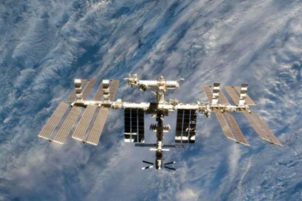 Stasiun Luar Angkasa Internasional (ISS) melakukan manuver pada Jumat (3/12), untuk berbelok dari puing-puing pesawat ruang angkasa Amerika Serikat (AS).