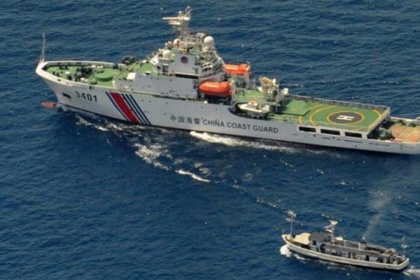 Filipina mengutuk dalam istilah yang paling keras tindakan tiga kapal penjaga pantai China yang dikatakan memblokir dan menggunakan meriam air pada kapal-kapal pemasok yang menuju ke Beting Thomas Kedua, yang secara lokal dikenal sebagai Beting Ayungin.