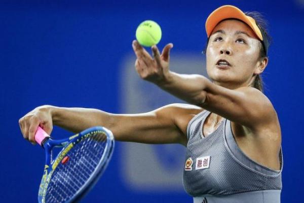 Ketua Asosiasi Tenis Wanita (WTA), Steve Simon, meragukan surat elektronik (surel) yang dirilis oleh media pemerintah China, yang dikaitkan dengan pemain tenis Peng Shuai.