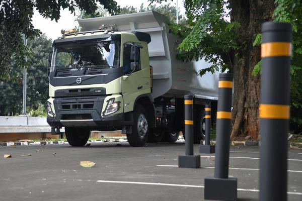 Untuk pasar Indonesia, Volvo Trucks memperkenalkan generasi terbaru dari Volvo FM-FMX dan FH16