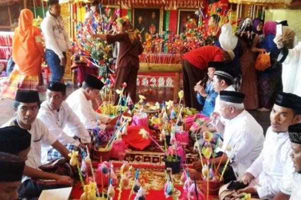 Penelitian berjudul Penguatan Moderasi Beragama melalui Tradisi Ritual Kegamaan, ini mengungkapkan bahwa, kondisi kehidupan keagamaan di Indonesia ditandai oleh pelbagai faktor sosial dan budaya