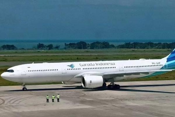 Penerbangan perdana Umrah dari Surabaya ini, Garuda Indonesia mengangkut sedikitnya 220 calon jemaah umrah melalui penerbangan langsung tanpa transit rute Surabaya - Madinah.