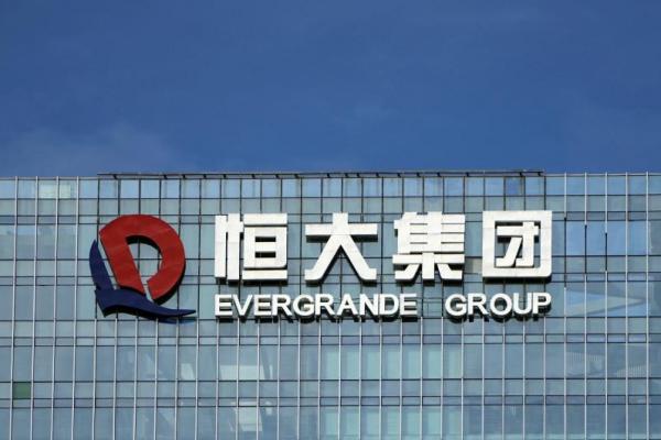 Ratusan investor memenuhi halaman kantor perusahaan China, Evergrande Group, pada Selasa (4/1) di Guanzhou. Mereka mendesak perusahaan itu mengembalikan uang investasi.