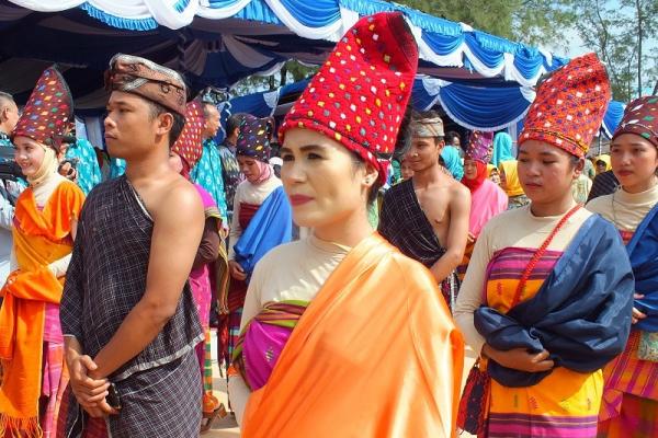 Perilaku nonverbal terdiri atas budaya ngejot, budaya catya, budaya saling baet, dan budaya polong-merenteng. 