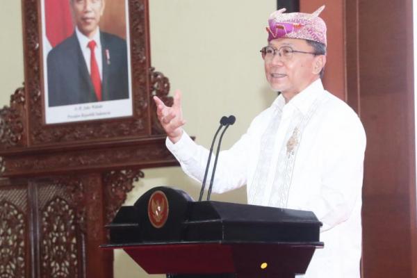 Mendag yang baru, Zulhas, jangan menganggap remeh sengkarut migor yang sudah berjalan hampir delapan bulan ini. Mendag juga jangan jumawa, dengan menyatakan sudah mengetahui dengan pasti akar persoalan migor ini yakni, keterlambatan antispasi Pemerintah atas pasokan CPO untuk migor, serta menihilkan adanya mafia migor