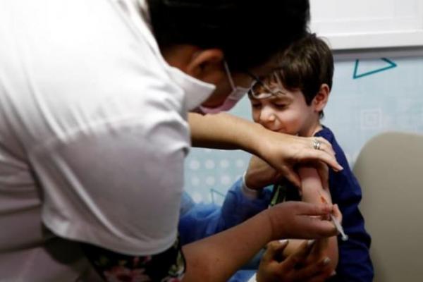 European Medicines Agency (EMA) merekomendasikan agar vaksin Pfizer-BioNTech, yang disetujui digunakan Uni Eropa pada remaja berusia antara 12 dan 17 tahun sejak Mei, diberikan dalam dua dosis 10 mikrogram, dengan selang waktu tiga minggu. 