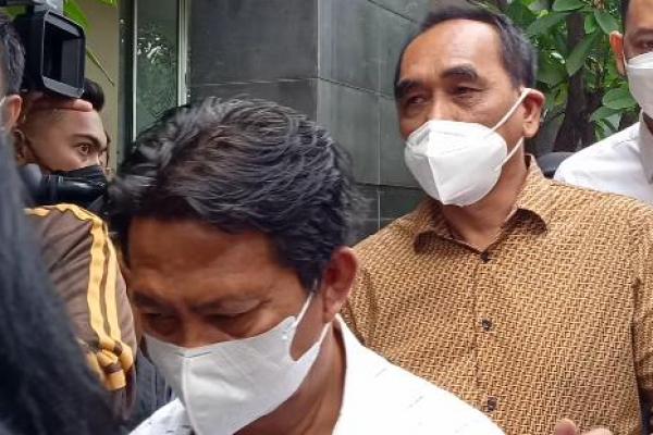 Polda Metro Jaya menangkap notaris mafia tanah di kasus Nirina Zubir. Sempat mangkir.