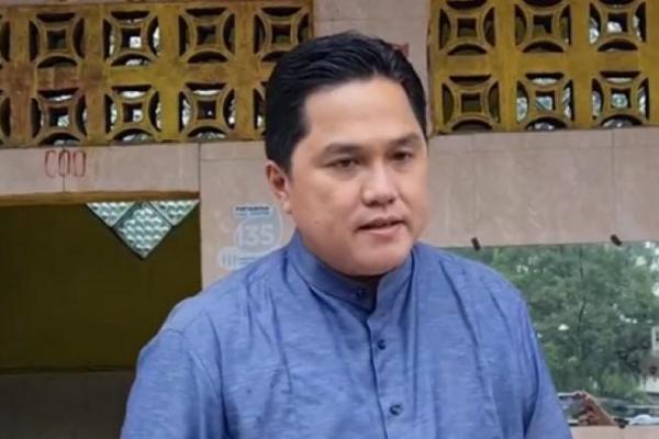 Menteri BUMN Erick Thohir tidak henti dalam membantu masyarakat. Kali ini warga Kembangan, Jakarta Barat, turut mendapat uluran tangannya dalam mengentaskan kesulitan.