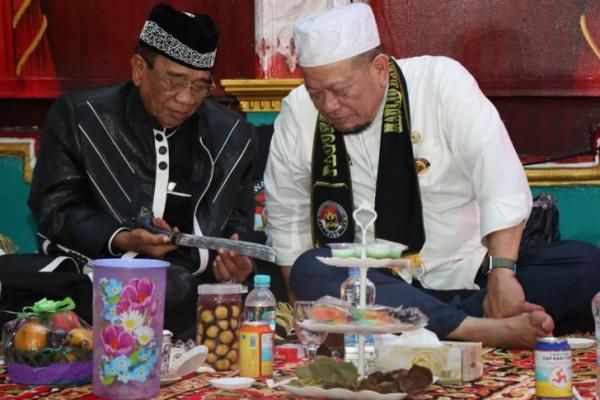 Pengangkatan LaNyalla sebagai Pembina PJBN, dilakukan di sela-sela peringatan Maulid Nabi Muhammad SAW di Mako PJBN, di Kampung Kadu Badak, Desa Pegadungan, Kecamatan Karang Tanjung, Pandeglang, Banten, belum lama ini.