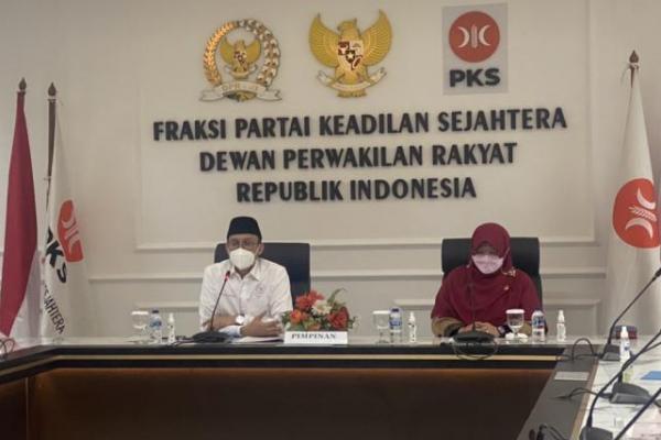 Ironinya, pada kenaikan harga ini, konglomerat pemilik perkebunan kelapa sawit sedang dibanjiri uang hasil ekspor sawit. Sementara di saat yang sama rakyat kecil ‘berkabung’ akibat kebutuhan pokok naik tinggi. Apalagi harga minyak goreng yang melambung tak mampu dibendung.