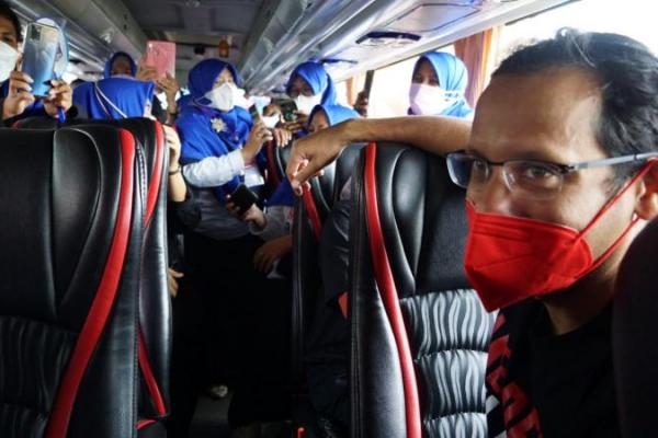 Dengan setelan baju hitam bertuliskan `Merdeka Belajar`, Nadiem tiba-tiba masuk ke dalam bus dan meminta izin untuk menumpang ke kawasan JIExpo, Kemayoran, Jakarta Pusat, tempat acara itu akan berlangsung.