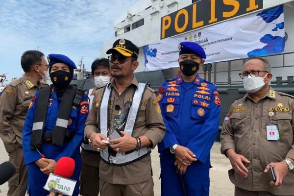Dalam kegiatan ini, Syahrul berpatroli bersama dengan anggota Polairud Mabes Polri untuk memastikan pengawasan keluar masuknya produk pangan nasional sebelum tiba di gudang karantina Pelabuhan Tanjung Priok.
