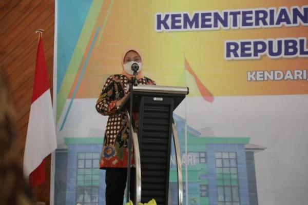 Sulawesi Tenggara yang saat ini menjadi salah satu daerah dengan perkembangan industrialisasi yang cepat, harus segera mengimbangi industrialisasi tersebut dengan penyiapan SDM kompeten sesuai kebutuhan industri.