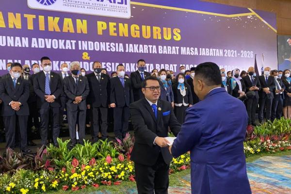 Dewan Pimpinan Cabang PERADI Jakarta Barat ini merupakan salah satu pengurus cabang yang cukup dinamis, saya sangat bangga. Generasi baru muda-muda.