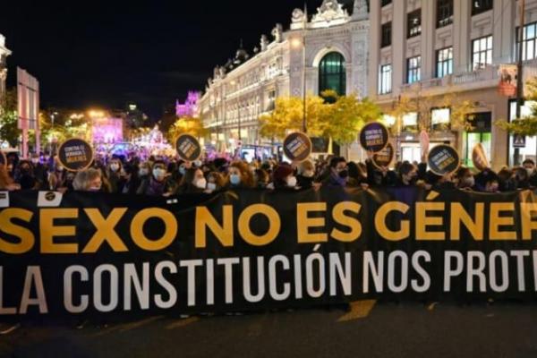 Ribuan orang berbaris melalui Madrid dan Barcelona, sementara yang lain berkumpul di Paris dan London dan lebih banyak lagi berunjuk rasa di Guatemala dan Honduras.