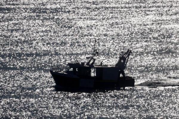 Nelayan Prancis memblokir kapal kargo `Normandy Trader` milik Inggris di pelabuhan St Malo pada Jumat (26/11). Ini merupakan bentuk protes atas masalah izin penangkapan ikan pasca-Brexit.