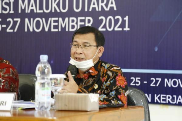 Berdasarkan data BPS, sebanyak 66,13% masyarakat Maluku Utara bekerja di sektor informal dan sisanya 33,87% bekerja di sektor formal dari angkatan kerja sebesar 552.680 orang di tahun 2020.