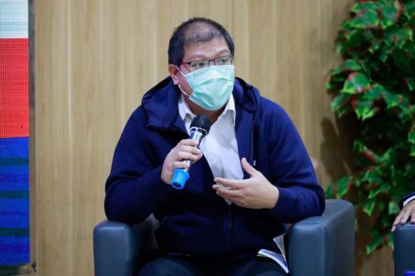 Selain memberikan ilmu pengetahuan secara baik, guru juga mengajarkan adab, etika, moral, dan menjunjung nilai-nilai kebenaran.