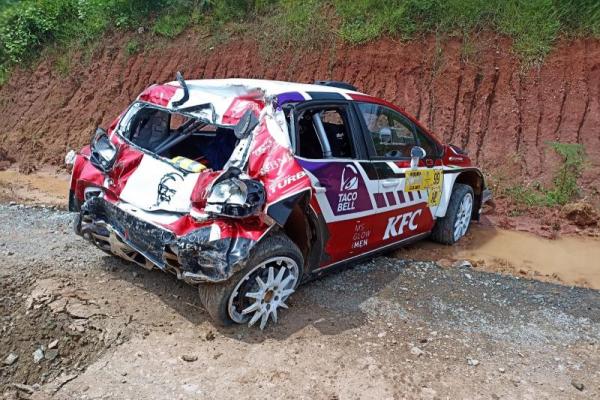 Citroen C3 R5 yang dikendarai keduanya berputar di udara hingga beberapa kali sebelum jatuh terhempas.