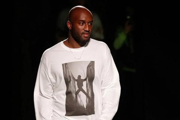 Abloh yang juga bekerja sebagai DJ dan seniman visual, merupakan direktur artistik pria untuk Louis Vuitton sejak Maret 2018 silam.