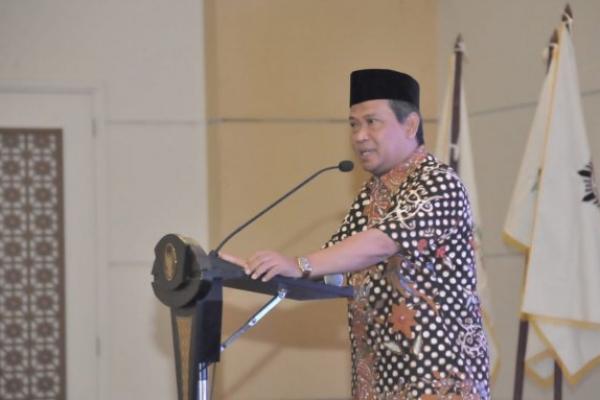 Permasalahan haji dan umrah tadi sudah dilaporkan oleh Kementerian Agama. Hasilnya, rencananya sejak 1 Desember, Insya Allah mulai dibuka dengan beberapa ketentuan-ketentuan