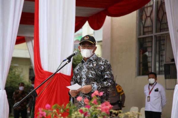 Muhadjir juga menegaskan bahwa penanganan Covid-19 selama ini tak lepas dari peran masyarakat. Menurut dia, seluruh elemen pentahelix mulai dari pemerintah, swasta, perguruan tinggi, kelompok masyarakat madani, dan juga media massa harus bahu-membahu melakukan berbagai hal untuk bisa melawan serangan Covid-19.