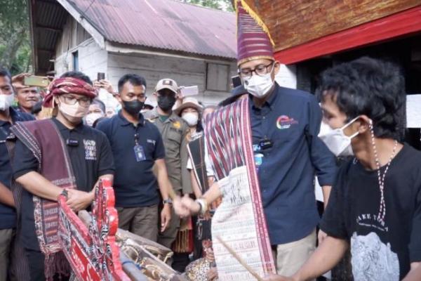 Menparekraf Sandiaga Uno bangga dengan sanggar Dlloid yang masih melestarikan alat musik khas batak.