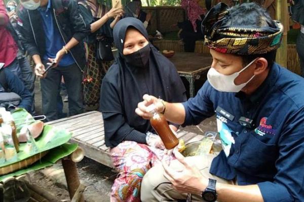 Relawan UKM Emak-emak Sahabat SandiUno menggelar pasar murah untuk warga Kota Pekanbaru.