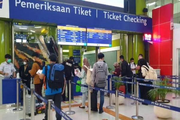 Jumat siang terjadi kenaikan penumpang yang mudik dengan kereta api melalui Stasiun Gambir.