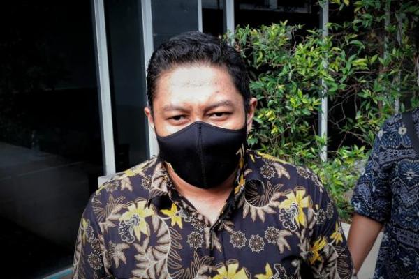 Bersama dengan pengacara Maskur Husain, Robin menakut-nakuti Azis dengan status tersangka.