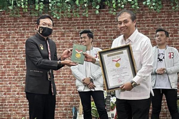 Anggota Komisi V DPR, Sukur H Nababan, salah Tokoh Batak menerima penghargaan Rekor Dunia dari Museum Rekor Dunia Indonesia (MURI).