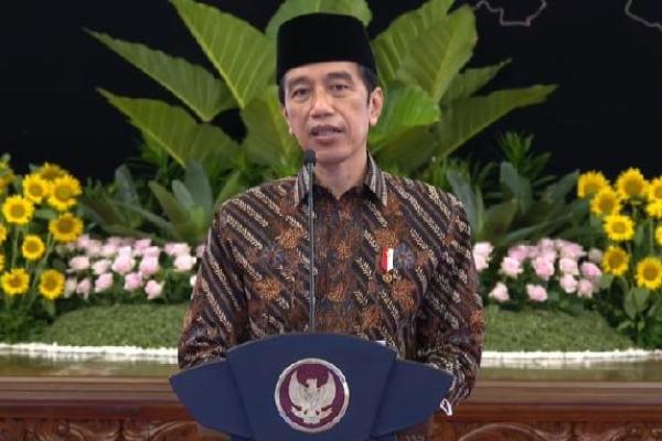 Dalam foto yang diunggah di media sosial itu, Jokowi tampak mengenakan kemeja putih dan kopiah hitam, duduk bersebelahan dengan adik iparnya, Anwar Usman.