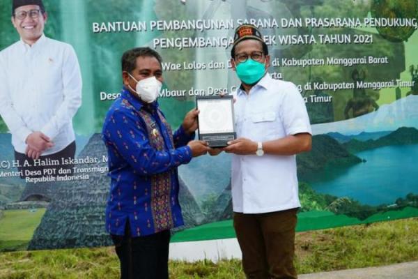 Beberapa fasilitas yang berhasil dibangun di desa Wae Lolos adalah toilet umum di desa wisata, kolam air panas, dan gazebo.