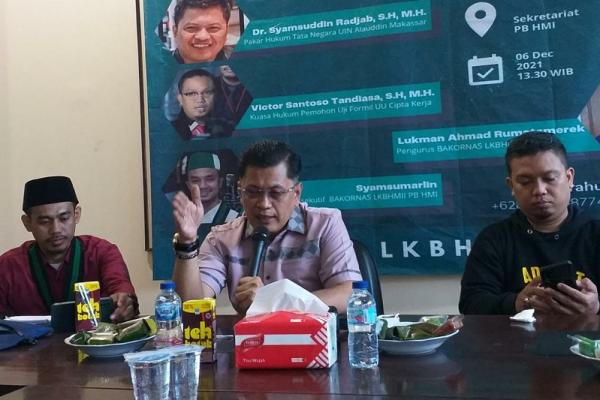 Jika MK memutus UU Cipta Kerja secara hukum murni, maka dampak yang harus dihadapi adalah hengkangnya para investor asing dari tanah air