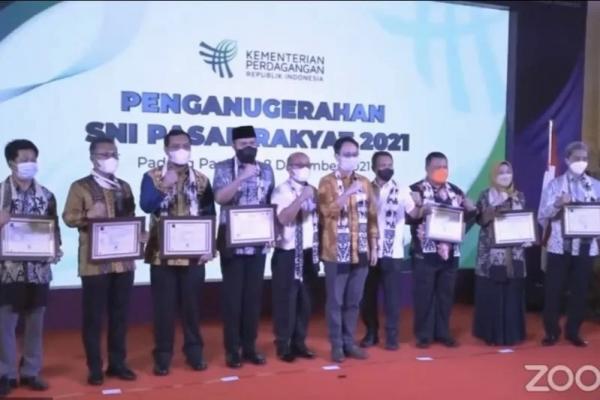 Jerry menyampaikan pasar-pasar yang menerima penghargaan tersebut telah memiliki fasilitas umum yang memenuhi standar, misalnya ada ruang kesehatan yang dilengkapi dokter, serta ruang laktasi atau ruang khusus ibu menyusui.