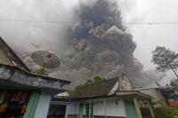 Gunung Semeru Muntahkan Awan Panas Guguran Sejauh 7 Kilometer