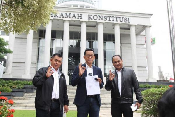 Kedua, kita doakan kepada Allah SWT semoga tergugah hati Hakim MK memperhatikan dan memutuskan seadil-adilnya dalam rangka yang terbaik terhadap demokrasi Indonesia dan kita harapkan nol persen jawaban terhadap masa depan Indonesia. Salam PT nol Persen.