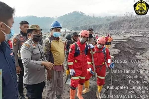 Tim telah membantu proses evakuasi korban dan barang, pelayanan kesehatan dan obat-obatan, serta pendistribusian logistik di daerah terdampak erupsi Gunungapi Semeru, sejak hari Minggu lalu.