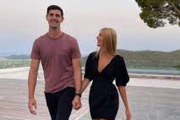 Courtois melalui Instagram pribadinya dengan penuh cinta ia mengonfirmasikan status hubungannya dengan model asal Israel