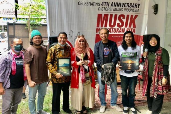 Distorsi Music Indonesia bersama alumni IPB angkatan 32 menggalang dana untuk korban bencana erupsi Semeru.
