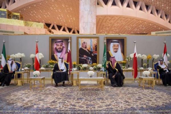 Putra mahkota Arab Saudi  mengatakan kepada pertemuan tahunan para pemimpin Teluk sebelum komunike terakhir dikeluarkan bahwa program nuklir dan rudal musuh lama Iran harus ditangani dengan serius dan efektif.