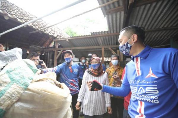 Taman Karang Sinawung merupakan salah satu destinasi wisata di Desa Karanganyar Kecamatan Pule, Trenggalek, Jawa Timur.